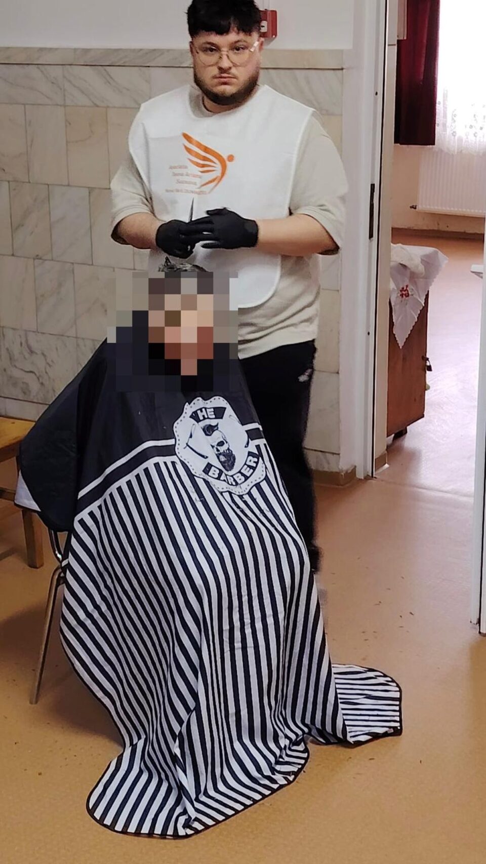 Tunsori gratuite pentru persoanele aflate în dificultate, din centre sociale, oferite de echipa Men’s Cave Academy