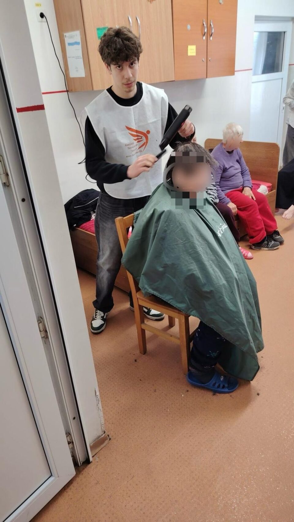 Tunsori gratuite pentru persoanele aflate în dificultate, din centre sociale, oferite de echipa Men’s Cave Academy