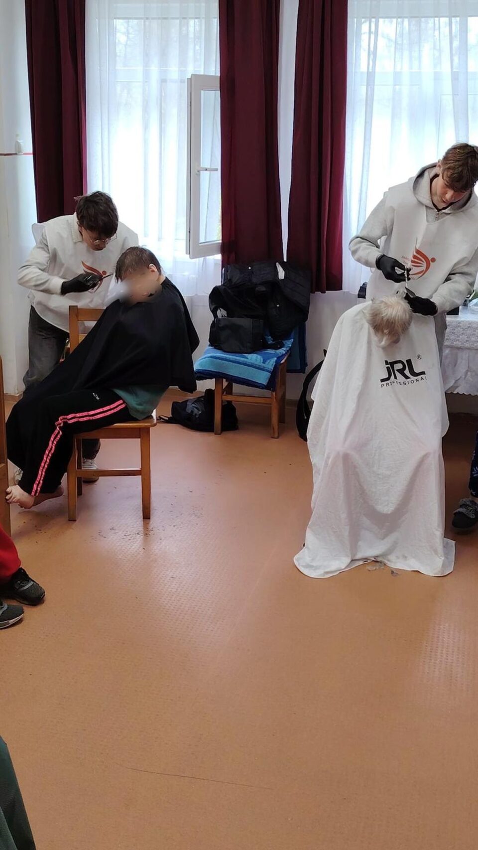 Tunsori gratuite pentru persoanele aflate în dificultate, din centre sociale, oferite de echipa Men’s Cave Academy