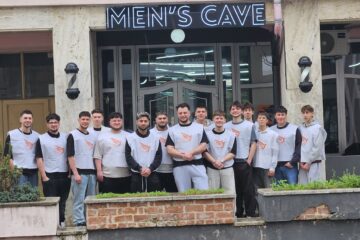 Tunsori gratuite pentru persoanele aflate în dificultate, din centre sociale, oferite de echipa Men’s Cave Academy