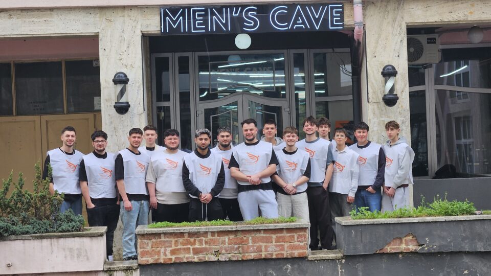 Tunsori gratuite pentru persoanele aflate în dificultate, din centre sociale, oferite de echipa Men’s Cave Academy