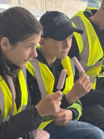 „Povestea înghețatei”, descoperită de 25 de copii aflați în plasament, care au vizitat „Betty Ice”