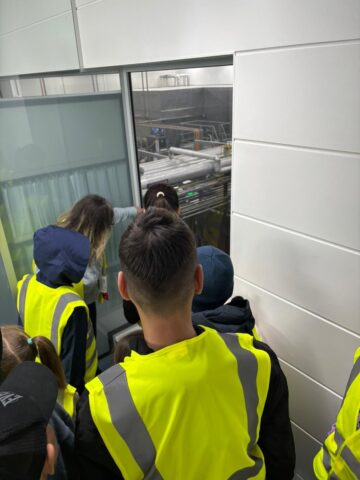 „Povestea înghețatei”, descoperită de 25 de copii aflați în plasament, care au vizitat „Betty Ice”