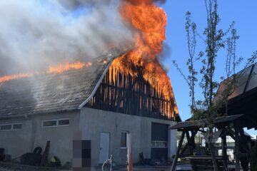 Incendiu puternic la o hală din Mitocu Dragomirnei. O femeie a suferit arsuri serioase