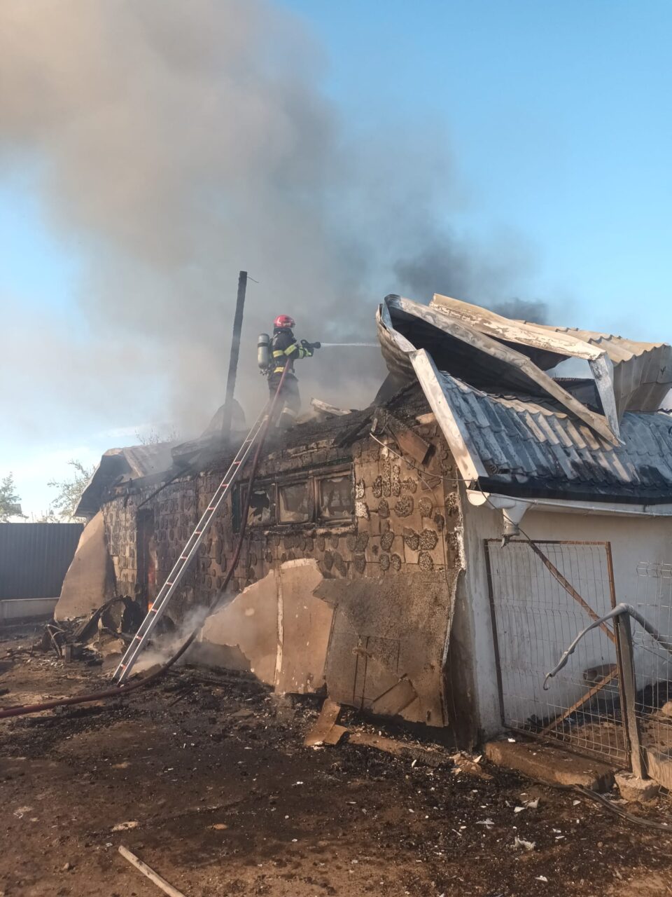 Incendiu puternic la o hală din Mitocu Dragomirnei. O femeie a suferit arsuri serioase