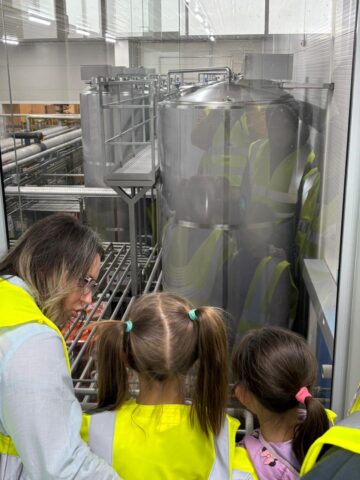 „Povestea înghețatei”, descoperită de 25 de copii aflați în plasament, care au vizitat „Betty Ice”