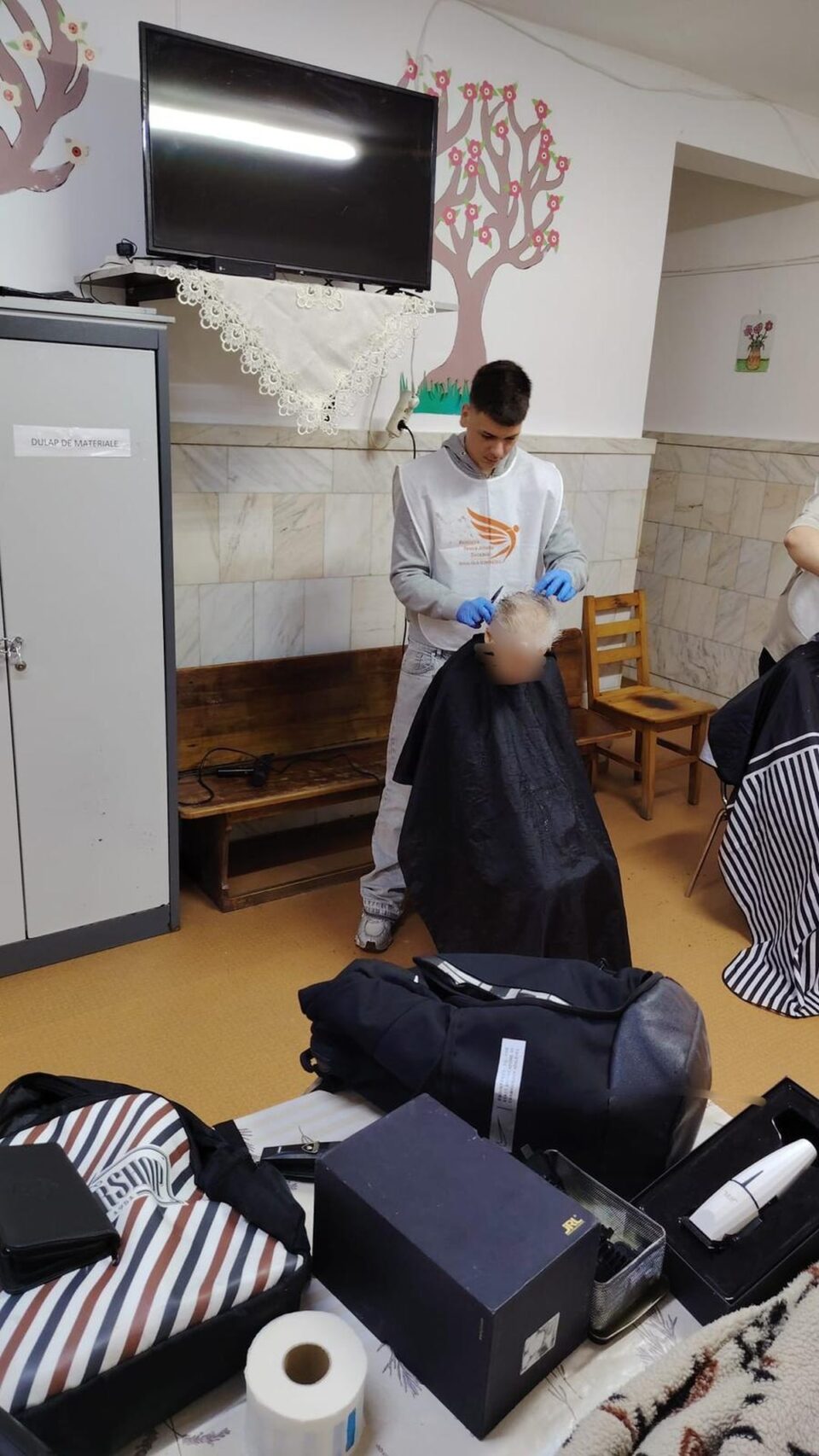 Tunsori gratuite pentru persoanele aflate în dificultate, din centre sociale, oferite de echipa Men’s Cave Academy