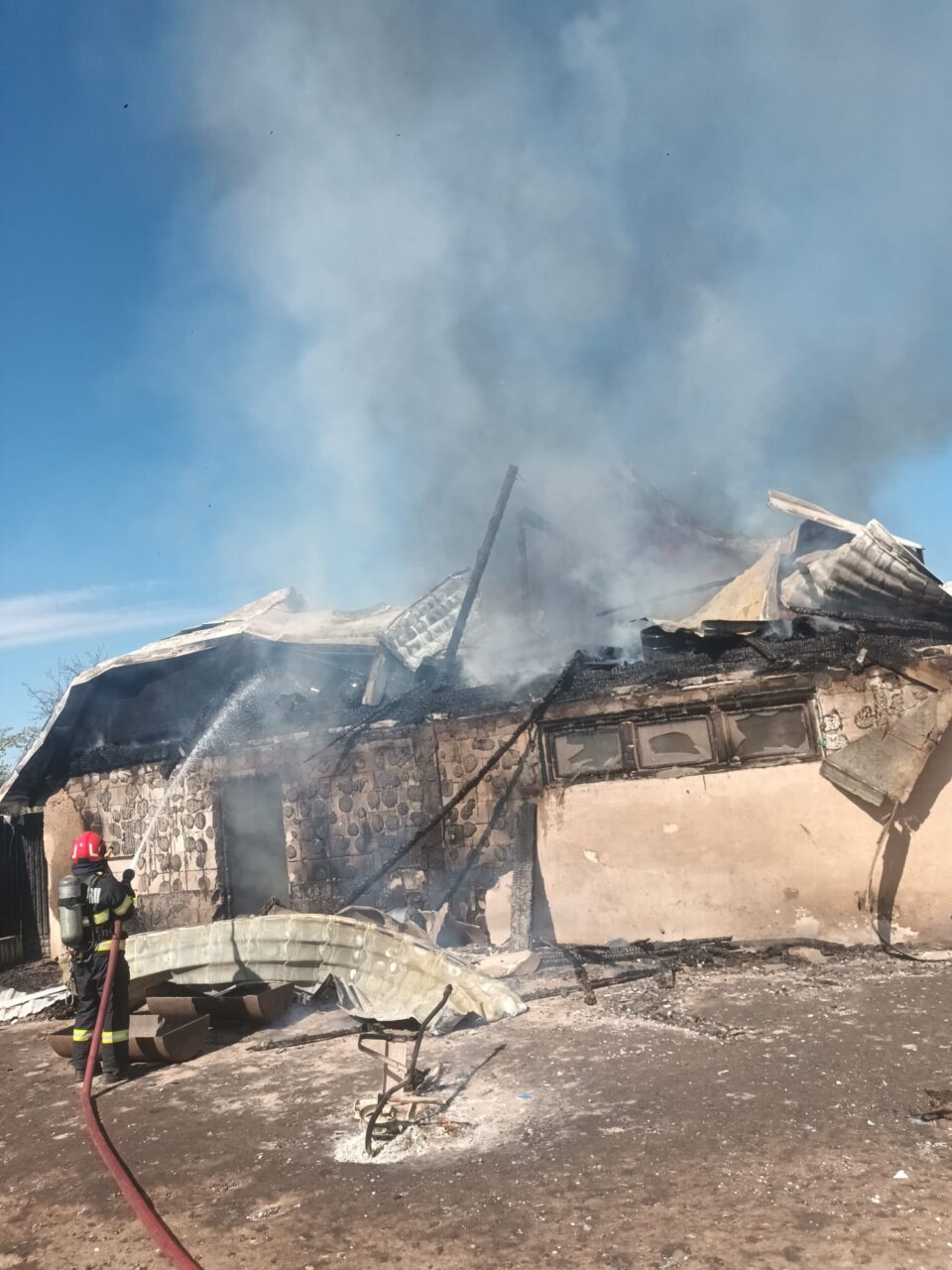 Incendiu puternic la o hală din Mitocu Dragomirnei. O femeie a suferit arsuri serioase