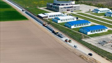 Au inceput lucrările de asfaltare la noul drum de legătură spre Aeroportul Suceava