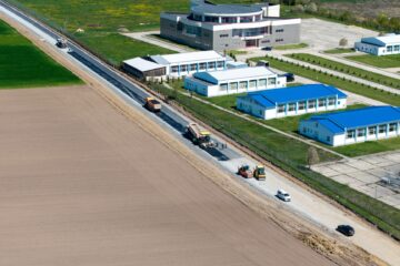 Au inceput lucrările de asfaltare la noul drum de legătură spre Aeroportul Suceava