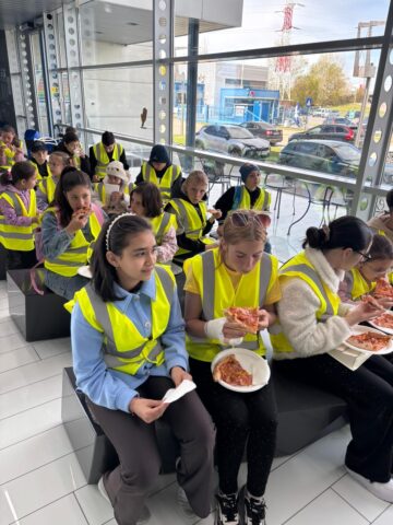 „Povestea înghețatei”, descoperită de 25 de copii aflați în plasament, care au vizitat „Betty Ice”