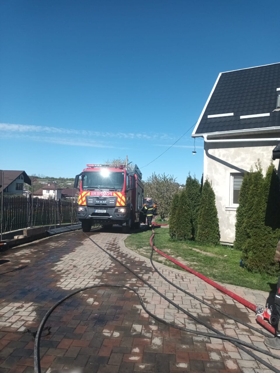 O femeie are arsuri grave după ce a încercat să salveze un câine din incendiul izbucnit luni la Mitoc