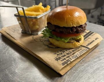 ”Meniu muncitoresc”, cu mici și cârnăciori la grătar, la ”Ceaunul Răzeșilor”