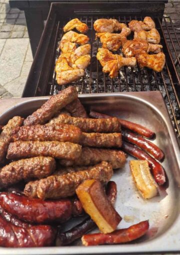 ”Meniu muncitoresc”, cu mici și cârnăciori la grătar, la ”Ceaunul Răzeșilor”