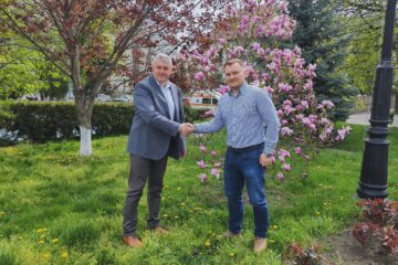 Primarul din Fălticeni, Cătălin Coman, a semnat contractul de 5,9 milioane de lei pentru modernizarea a cinci parcuri și spații verzi