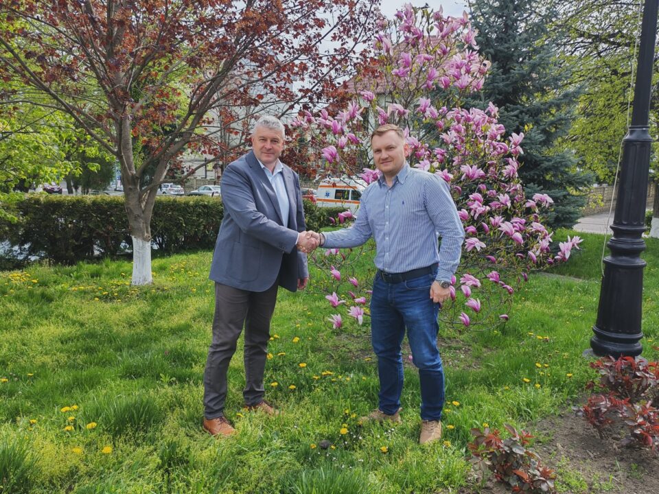 Primarul din Fălticeni, Cătălin Coman, a semnat contractul de 5,9 milioane de lei pentru modernizarea a cinci parcuri și spații verzi