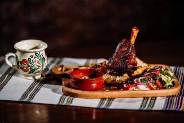 ”Meniu muncitoresc”, cu mici și cârnăciori la grătar, la ”Ceaunul Răzeșilor”