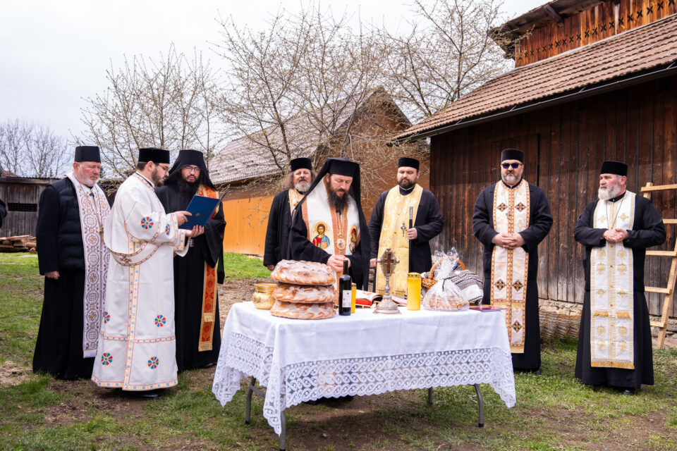 Sfințirea locului și a temeliei pentru Centrul de zi de asistență și recuperare dedicat seniorilor din Câmpulung Moldovenesc