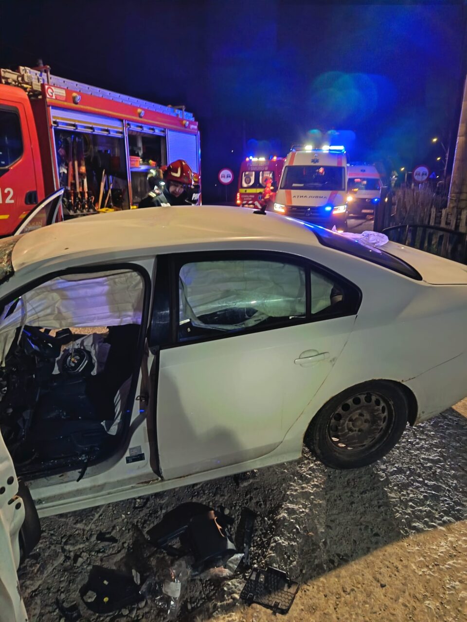 Tânăr rănit grav după ce șoferul, un alt tânăr, beat, a intrat pe contrasens, într-un autotren