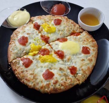 ”Meniu muncitoresc”, cu mici și cârnăciori la grătar, la ”Ceaunul Răzeșilor”