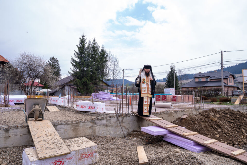 Sfințirea locului și a temeliei pentru Centrul de zi de asistență și recuperare dedicat seniorilor din Câmpulung Moldovenesc