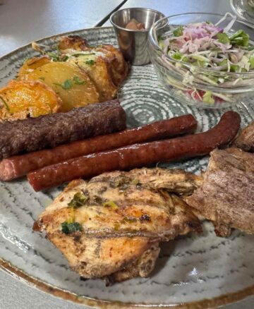 ”Meniu muncitoresc”, cu mici și cârnăciori la grătar, la ”Ceaunul Răzeșilor”