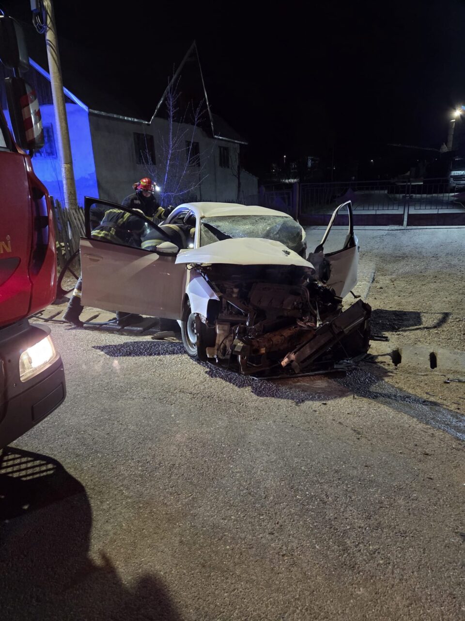 Tânăr rănit grav după ce șoferul, un alt tânăr, beat, a intrat pe contrasens, într-un autotren