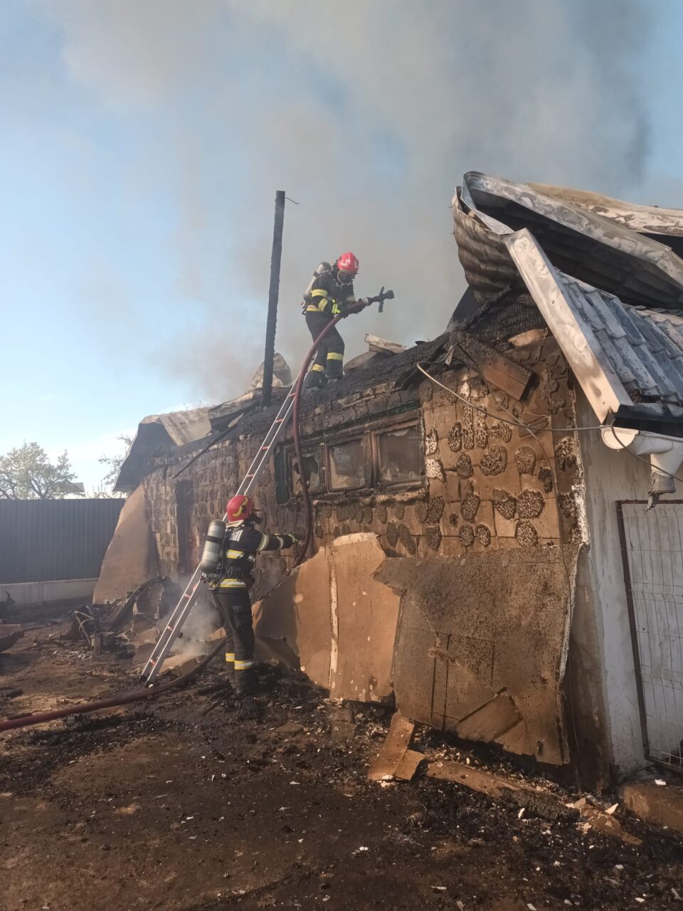 O femeie are arsuri grave după ce a încercat să salveze un câine din incendiul izbucnit luni la Mitoc