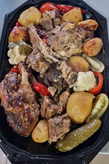 ”Meniu muncitoresc”, cu mici și cârnăciori la grătar, la ”Ceaunul Răzeșilor”