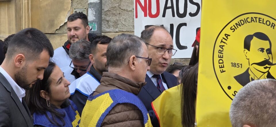 Ministrul Mihai Dimian, în mijlocul protestatarilor care au pichetat Ministerul Educației