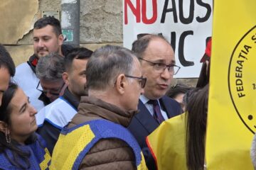 Ministrul Mihai Dimian, în mijlocul protestatarilor care au pichetat Ministerul Educației