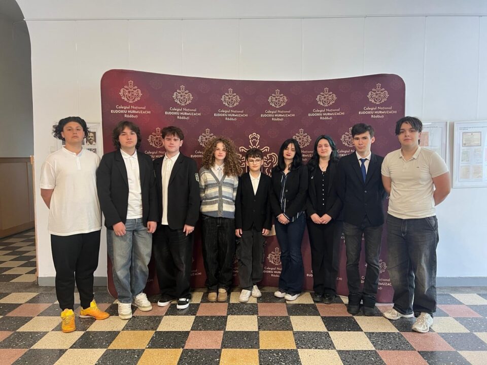 Elevii și-au pus la încercare creativitatea și exprimarea liberă în limba engleză la Concursul Speak Out