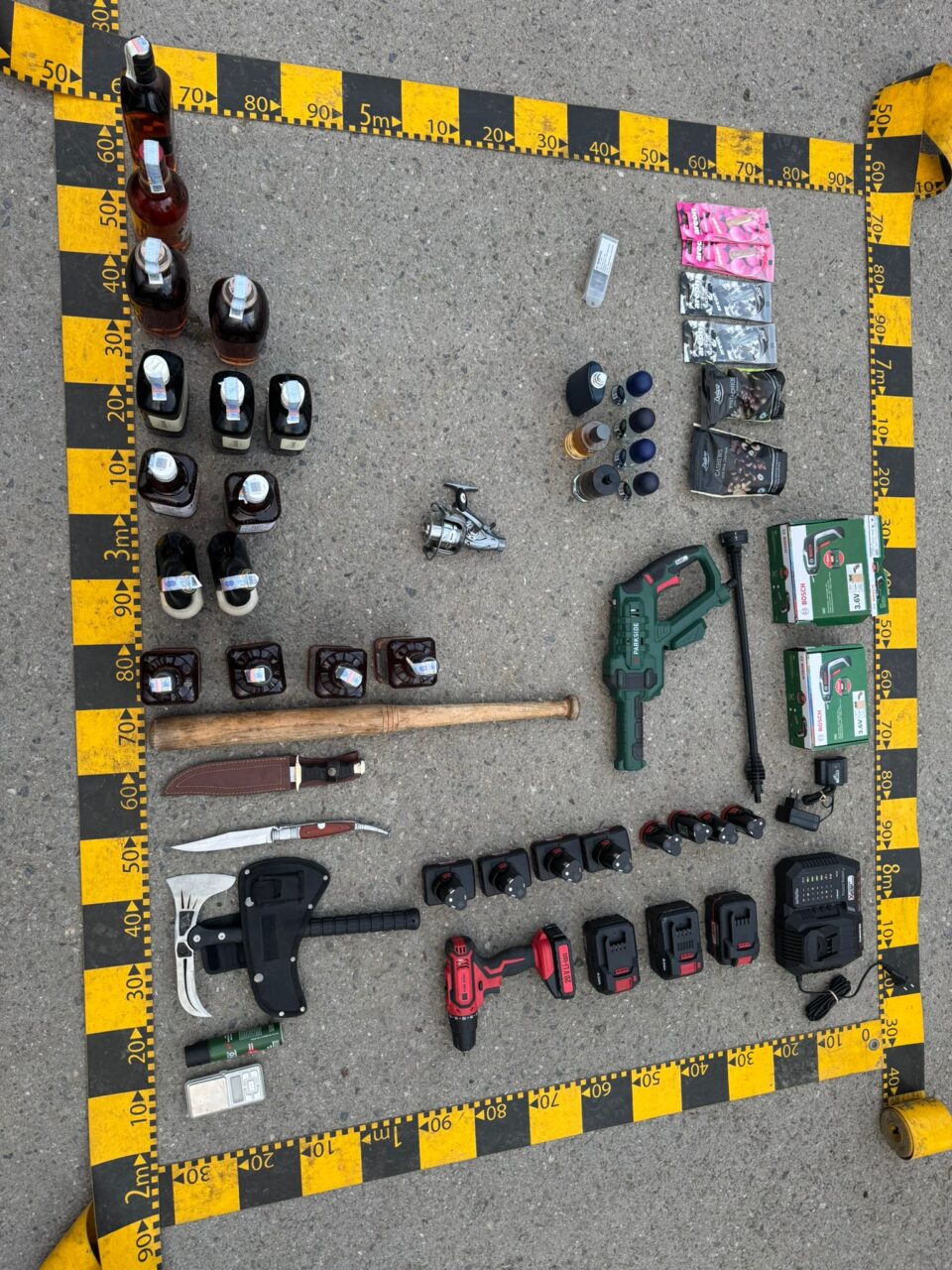 Mașină burdușită cu diferite produse, descoperită în parcarea unui market după un flagrant de furt în același magazin