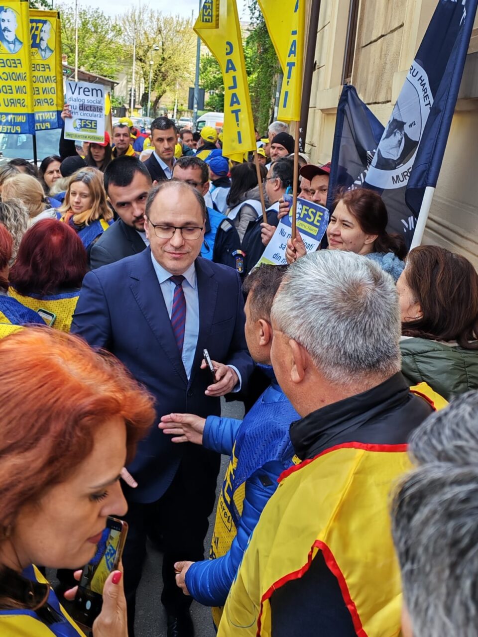 Ministrul Mihai Dimian, în mijlocul protestarilor care au pichetat Ministerul Educației