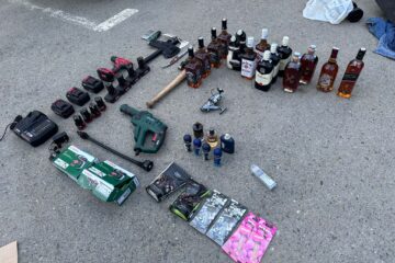 Mașină burdușită cu diferite produse, descoperită în parcarea unui market după un flagrant de furt în același magazin