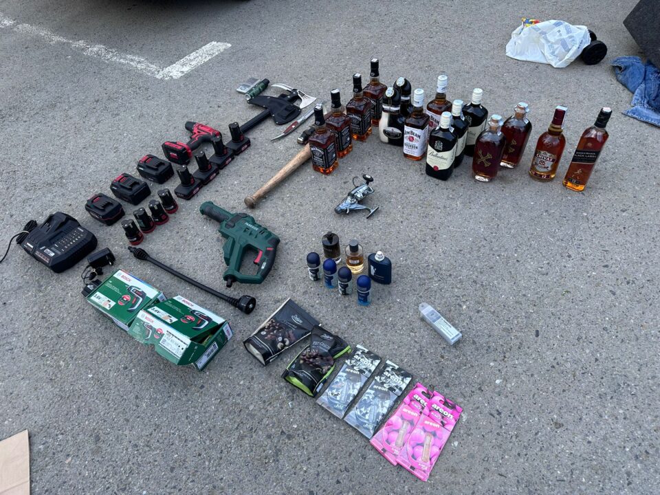 Mașină burdușită cu diferite produse, descoperită în parcarea unui market după un flagrant de furt în același magazin