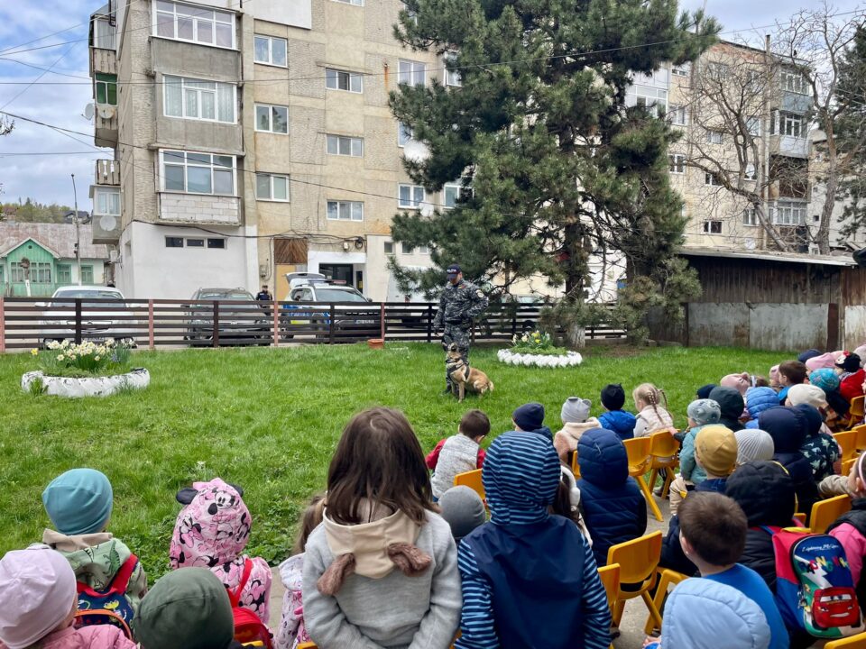 O nouă razie a poliției în căutare de elevi chiulangii, dar și cu acțiuni de prevenire și de impact pentru cei mici, cu câinii de serviciu