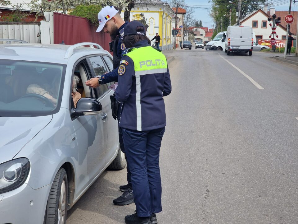 166 de amenzi și șapte permise reținute, după un control la trecerile la nivel cu calea ferată