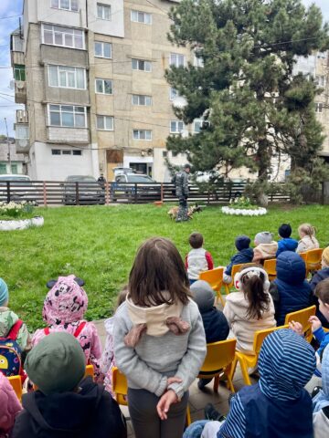 O nouă razie a poliției în căutare de elevi chiulangii, dar și cu acțiuni de prevenire și de impact pentru cei mici, cu câinii de serviciu