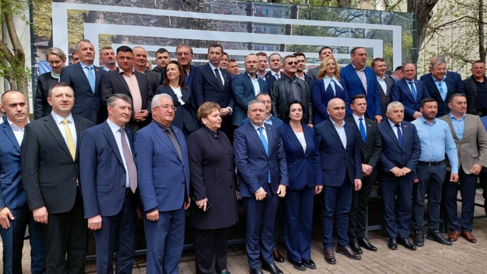 După întâlnirea cu primarii liberali și o parte a activului de partid, aceștia au ieșit în curtea sediului PNL și s-au aliniat alături și în spatele președintelui partidului