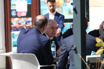 Premierul Ilie Bolojan a fost de 1 Mai la o terasă din centrul Sucevei
