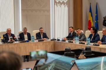 Moment istoric la Suceava. Au fost semnate contractele pentru autostrada A7 Pașcani – Suceava, în prezența premierului Ilie Bolojan și a președintelui CJ, Gheorghe Șoldan