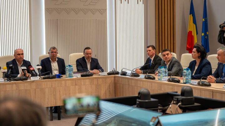 Moment istoric la Suceava. Au fost semnate contractele pentru autostrada A7 Pașcani – Suceava, în prezența premierului Ilie Bolojan și a președintelui CJ, Gheorghe Șoldan