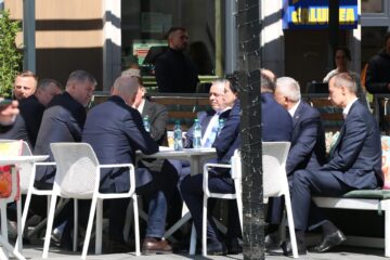 Premierul Ilie Bolojan a fost de 1 Mai la o terasă din centrul Sucevei
