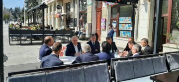 Premierul Ilie Bolojan a fost de 1 Mai la o terasă din centrul Sucevei
