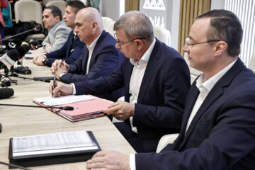 Moment istoric la Suceava. Au fost semnate contractele pentru autostrada A7 Pașcani – Suceava, în prezența premierului Ilie Bolojan și a președintelui CJ, Gheorghe Șoldan