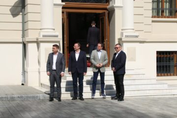 Moment istoric la Suceava. Au fost semnate contractele pentru autostrada A7 Pașcani – Suceava, în prezența premierului Ilie Bolojan și a președintelui CJ, Gheorghe Șoldan