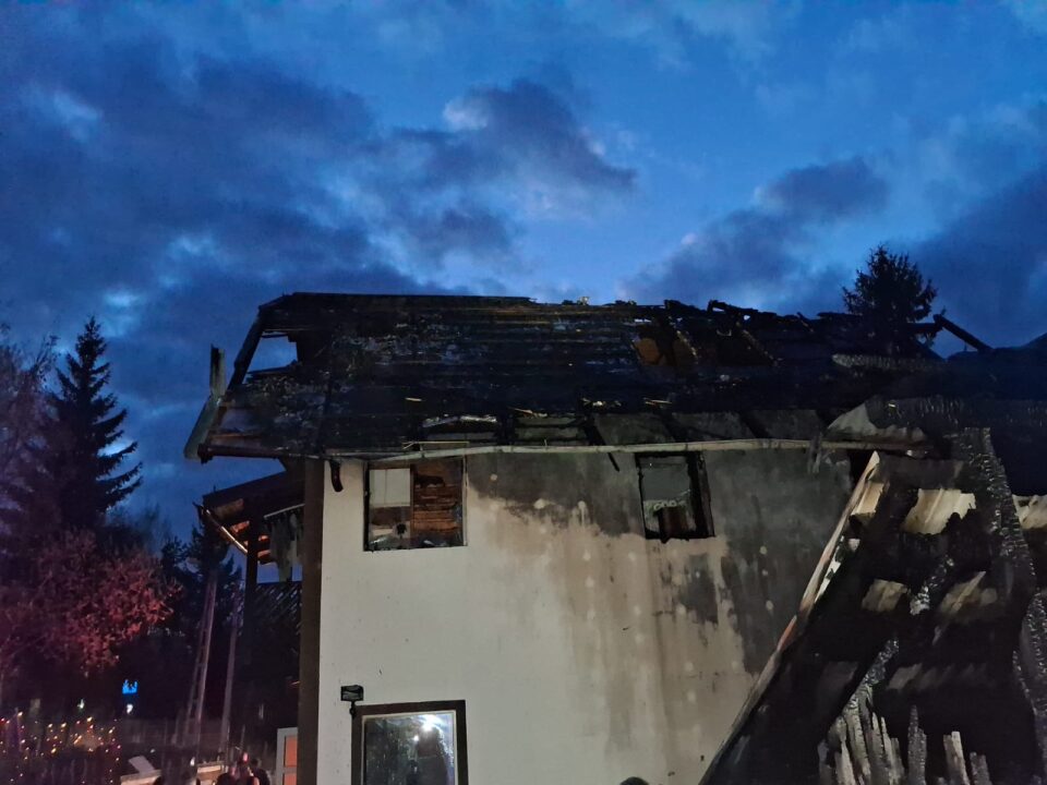 O casă a luat foc în ziua în care proprietarii au plecat spre Italia, iar în locuință se aflau copiii acestora