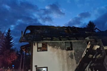 O casă a luat foc în ziua în care proprietarii au plecat spre Italia, iar în locuință se aflau copiii acestora