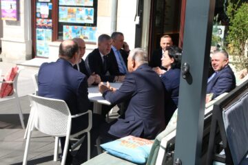 Premierul Ilie Bolojan a fost de 1 Mai la o terasă din centrul Sucevei